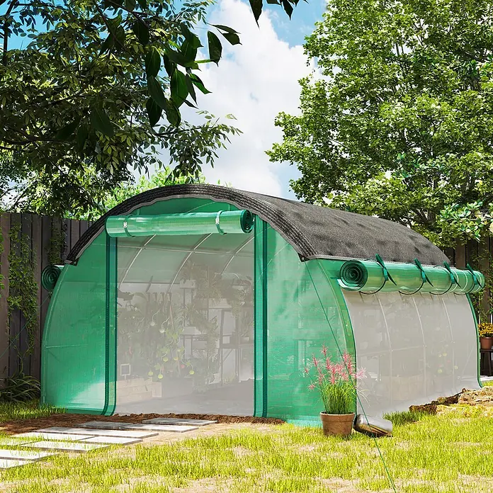 Outsunny Gewächshaus - 400 x 300 cm, Material Seitenwand: Kunststoff, 2 mm - Bogengewächshaus mit grüner PE-Abdeckung und schwarzem Schattierungsnetz, im Garten mit sichtbaren aufrollbaren Seitenwänden.
