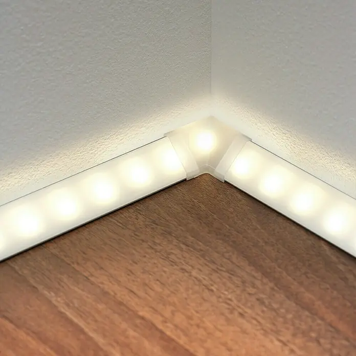 Paulmann Delta Eckverbinder Inside Corner - Innen, Kunststoff, 2 Stk. - Nahaufnahme eines LED-Streifens in einer Ecke, der warmes, stimmungsvolles Licht ausstrahlt und die architektonischen Details hervorhebt.