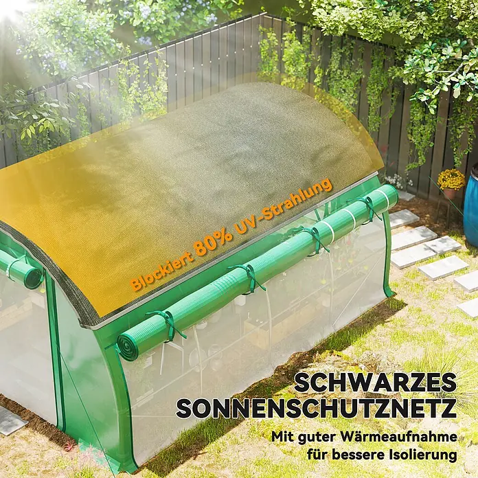 Outsunny Gewächshaus - 400 x 300 cm, Material Seitenwand: Kunststoff, 2 mm - Schwarzes Sonnenschutznetz auf einem Gewächshaus, blockiert 80 % UV-Strahlung für Isolation. Grüne Matte seitlich gerollt.
