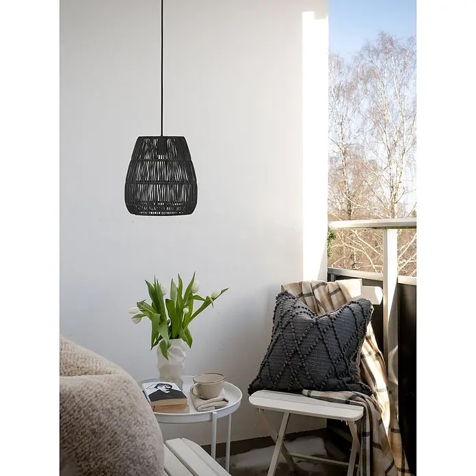 PR Home Pendelleuchte 28cm Outdoor - 15 W, E27 - Schwarze geflochtene Pendelleuchte hängt auf einem hellen Balkon.