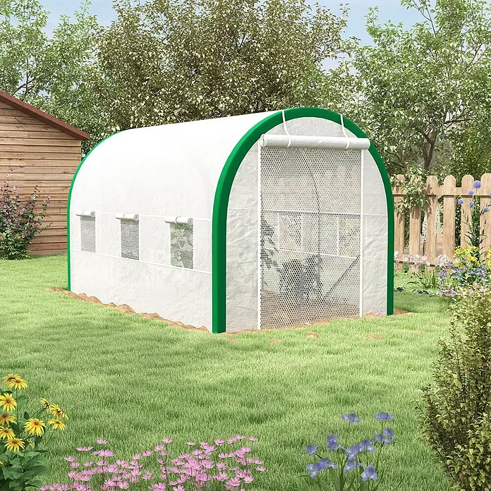 Outsunny Gewächshaus - 358 x 210 cm, Material Seitenwand: Kunststoff, 2 mm - Weißes Bogengewächshaus mit grünem Rahmen und Netzfenstern, in einem üppigen Garten aufgestellt.