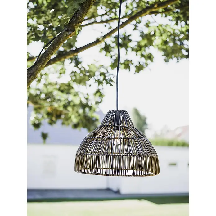 PR Home Pendelleuchte Outdoor - 40 W, E27 - Dunkle geflochtene Pendelleuchte hängt im Freien an einem Ast.