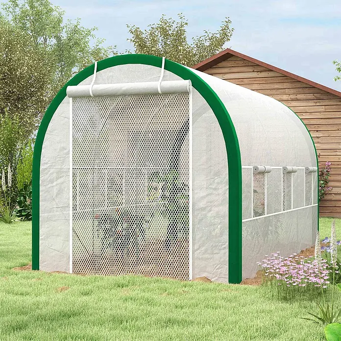 Outsunny Gewächshaus - 358 x 210 cm, Material Seitenwand: Kunststoff, 2 mm - Gebogener weiß-grüner Gewächshaus mit Rolltor und Seitenfenstern, im Garten mit Pflanzen.