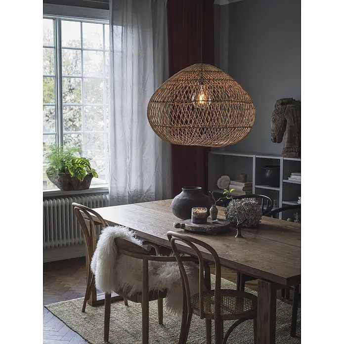PR Home Pendelleuchte Karen - 15 W, E27 - Große Pendelleuchte aus geflochtenem Rattan mit freiliegender Glühbirne über einem rustikalen Esstisch aus Holz.