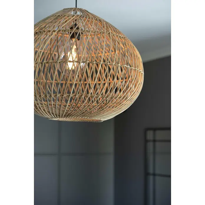 PR Home Pendelleuchte Karen - 15 W, E27 - Hängende Leuchte aus geflochtenem Naturrattan mit leuchtender Glühbirne.