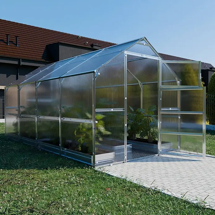 Klasika Greenhouses Gewächshaus Bernard Klasika - Außenmaß inkl. Dachüberstand (B x T): 235 x 400 cm, Material Seitenwand: Kunststoff, 4 mm, Silbergrau - Großes transparentes Gewächshaus mit silbernem Metallrahmen und Wellplatten, Tür offen, Pflanzen innen sichtbar, im Garten.