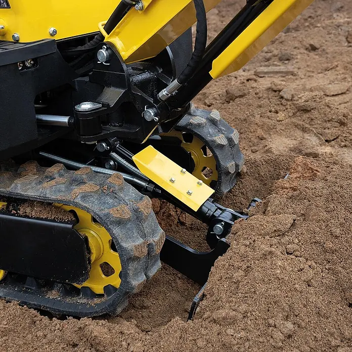 Bamato Minibagger MIB-600 - 6.300 W, Benzin, Auslegerschwenkbereich: 70 ° - Gelber und schwarzer Minibagger mit Gummiketten, der in braune Erde gräbt.
