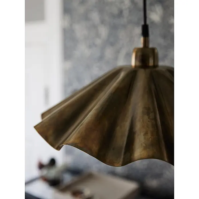 PR Home Pendelleuchte Aira - 25 W, E27 - Eine Pendelleuchte aus patiniertem Messing mit geriffelter, welliger Form.