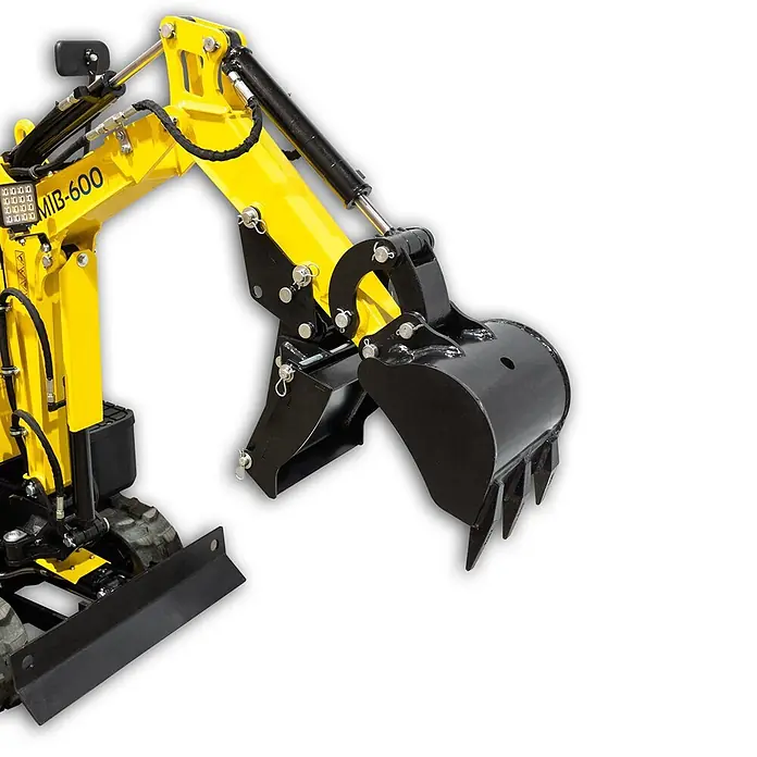 Bamato Minibagger MIB-600 inkl. Zubehörset - 6.300 W, Benzin, Auslegerschwenkbereich: 70 ° - Gelber Minibagger mit schwarzer Schaufel und sichtbaren Hydraulikkomponenten.