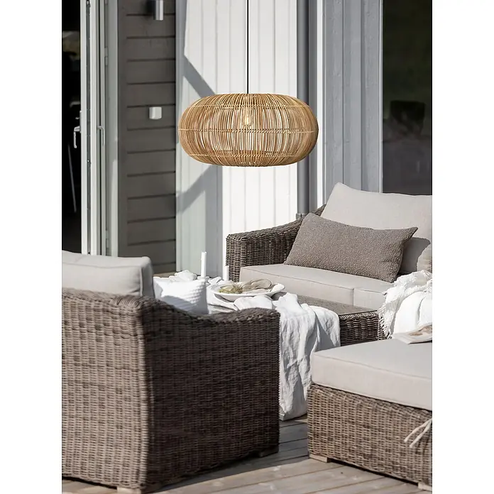 PR Home Pendelleuchte Rattan Outdoor - 15 W, E27 - Ovale Rattan-Pendelleuchte hängt über einer Terrassen-Sitzgruppe im Freien.