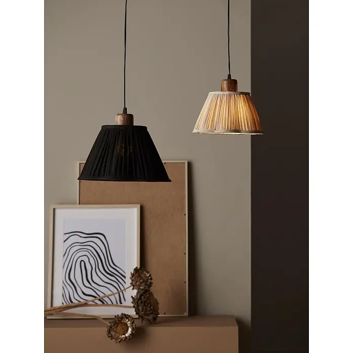 PR Home Pendelleuchte Siv - 15 W - Zwei hängende Pendelleuchten mit plissierten Stoffschirmen, eine schwarz, eine leuchtend cremefarben, mit Holzaufsätzen.