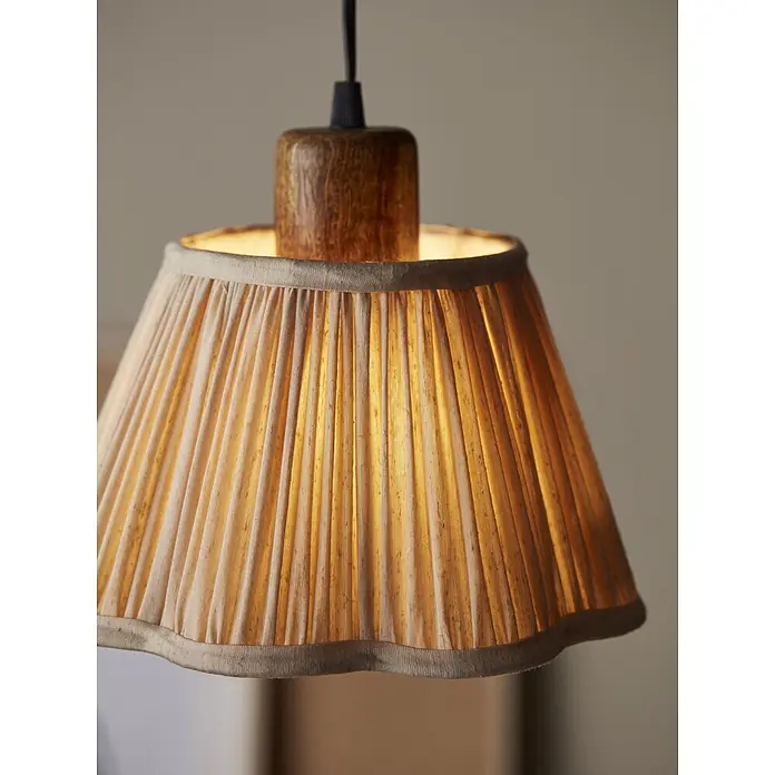 PR Home Pendelleuchte Siv - 15 W - Pendelleuchte mit plissiertem cremefarbenem Stoffschirm und Holzaufsatz, von innen beleuchtet.