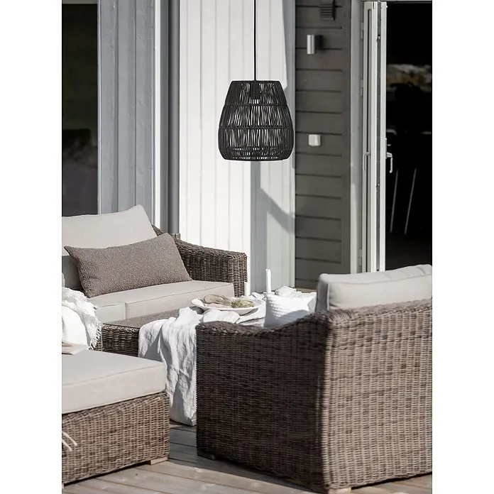 PR Home Pendelleuchte 38cm Outdoor - 15 W, E27 - Schwarze gewebte Pendelleuchte über einem Sitzbereich im Freien.