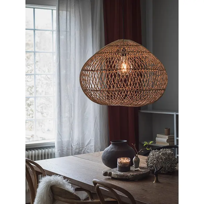 PR Home Pendelleuchte Rattan Outdoor - 15 W, E27 - Große Hängelampe aus geflochtenem Rattan in organischer Form, über einem Holztisch.