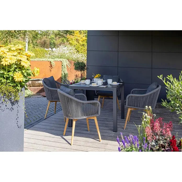 Bene Living Gartentisch-Set Solana mit Tisch Tarifa - Gesamtumfang: 5 -tlg., Aluminium pulverbeschichtet, Rope-Geflecht, Teakholzbeine und Tischplatte aus gesintertem Stein (Keramik) - Graues Outdoor-Esstisch-Set mit Seilgeflechtstühlen und Holzbeinen, Tisch für eine Mahlzeit auf der Terrasse gedeckt.