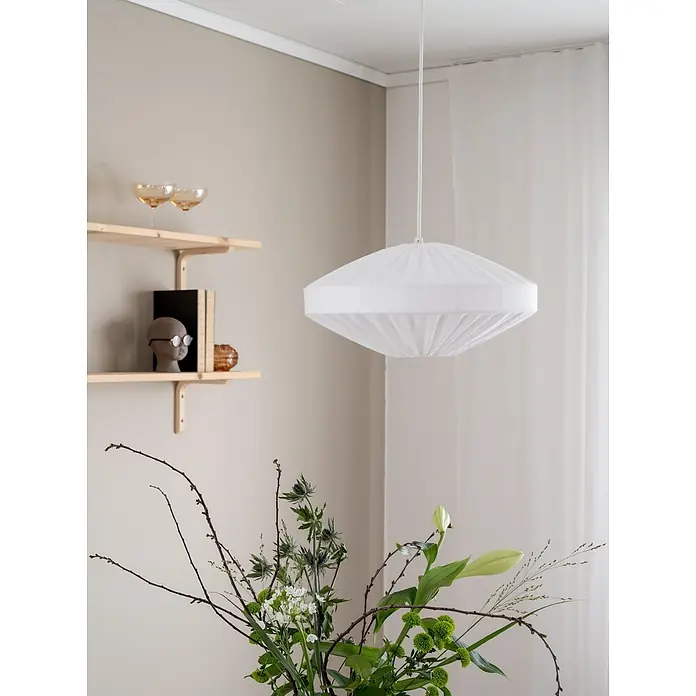 PR Home Pendelleuchte 38cm - 15 W, E27 - Weiße plissierte Pendelleuchte hängt von der Decke in einem Raum.