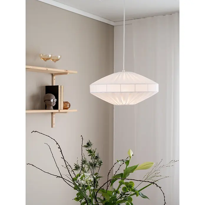 PR Home Pendelleuchte 38cm - 15 W, E27 - Eine moderne, weiße Pendelleuchte aus gefaltetem Stoff hängt von der Decke in einem hellen Raum.