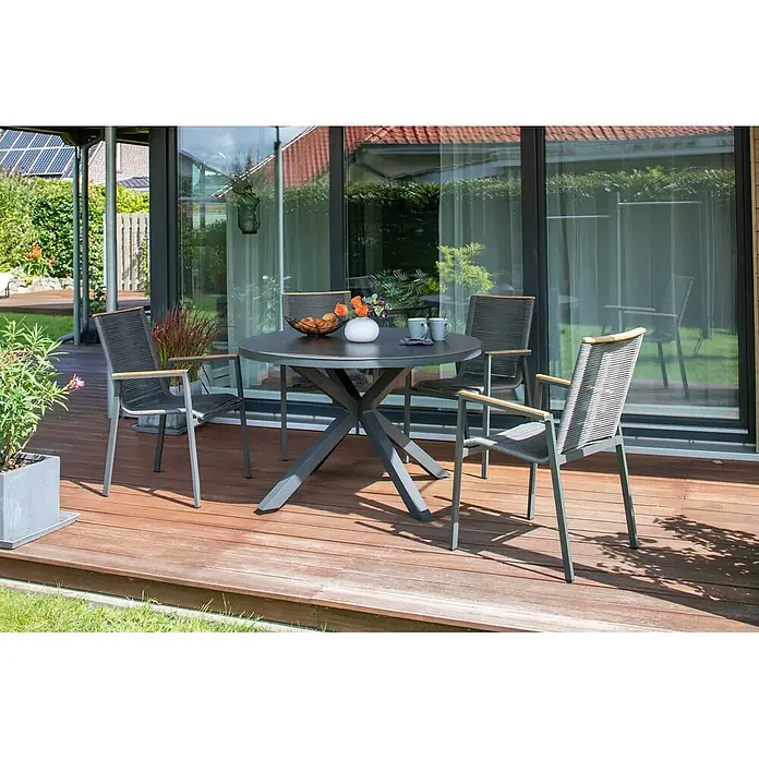 Bene Living Gartentisch-Set Alicante mit Tisch Malaga - Gesamtumfang: 5 -tlg., Aluminium pulverbeschichtet, Rope-Geflecht, Teakholz und Tischplatte aus gesintertem Stein (Keramik), Stapelbar - Dunkelgraue runde Outdoor-Esstischgruppe mit vier Stühlen, Seilgeflecht und Holzarmlehnen auf Holzterrasse.