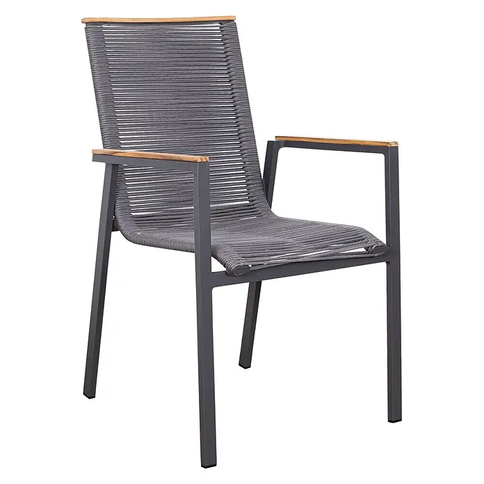 Bene Living Gartentisch-Set Alicante anthrazit mit Tisch Tarifa - Gesamtumfang: 3 -tlg., Aluminiumgestell mit Keramik-Tischplatte, Rope-Geflecht und Teakholz-Armlehnen, Stapelbar - Dunkelgrauer Stuhl mit geflochtener Seilbespannung an Sitz und Rücken, Metallrahmen und Holzarmlehnen.