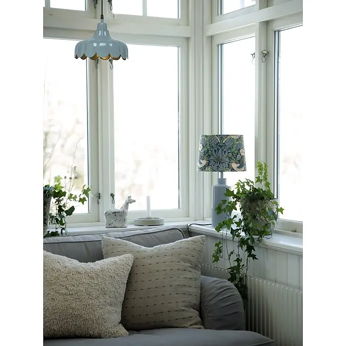 PR Home Pendelleuchte 24cm Fensterleuchte - 25 W, E27 - Hellblaue Pendelleuchte mit Wellenrand und goldener Innenseite, hängt an einem hellen Fenster.