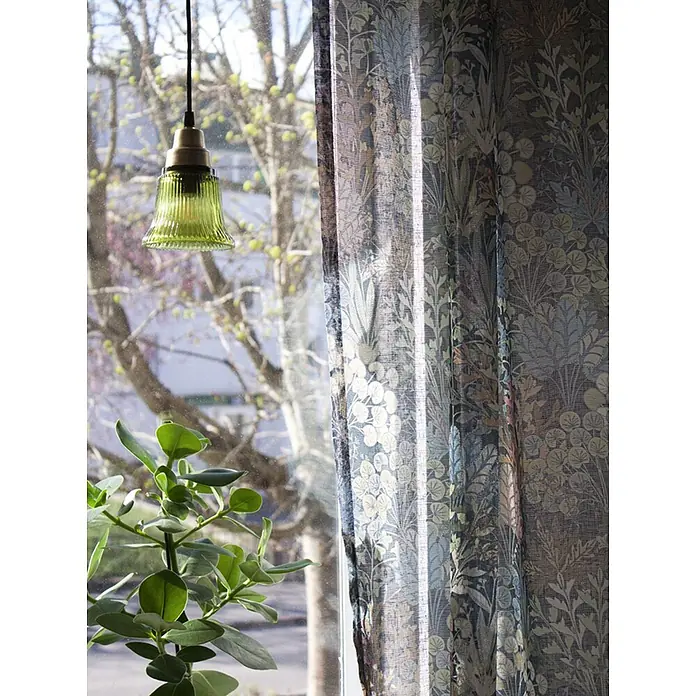 PR Home Pendelleuchte Fensterleuchte - 25 W, E27 - Grüne gerippte Glaspendelleuchte am Fenster, neben gemusterten Vorhängen und einer Pflanze.