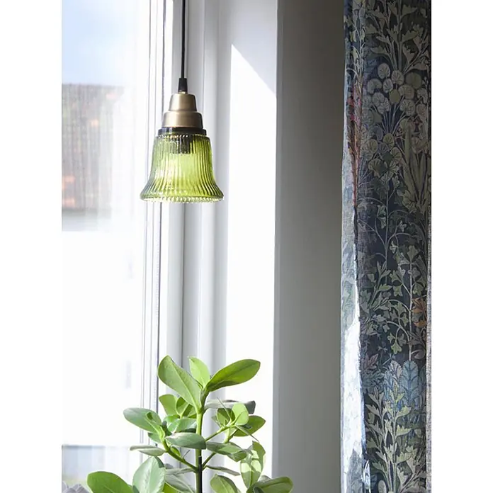 PR Home Pendelleuchte Fensterleuchte - 25 W, E27 - Grüne gerippte Glaspendelleuchte mit Messingfassung, hängt am Fenster.