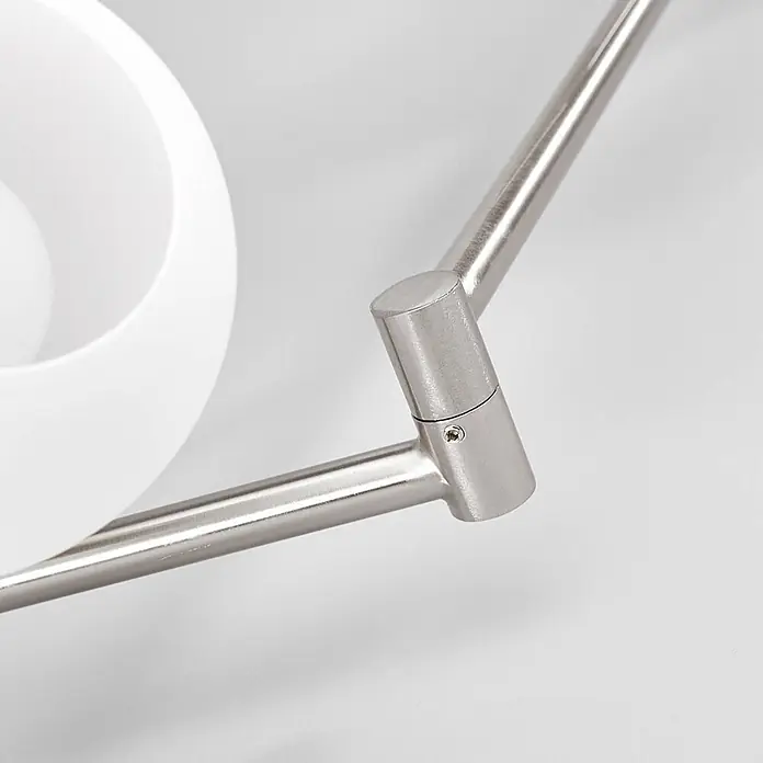 Lindby Deckenleuchte Elaina - alu / grau / zink, E14 - Nahaufnahme einer gebürsteten Metallstange und Verbindung, mit weißem kugelförmigem Lampenelement.