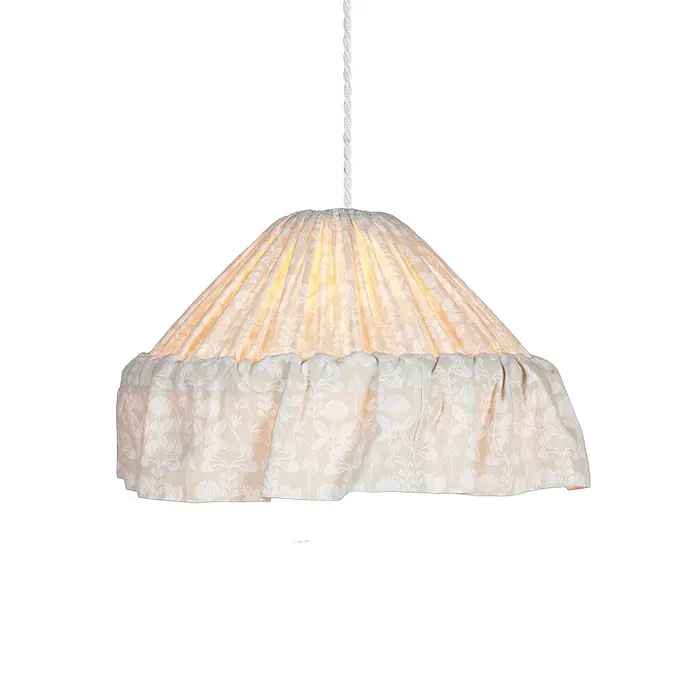 PR Home Pendelleuchte Stina - 40 W, E27 - Cremefarbener Stoff-Pendellampenschirm mit weißem Blumenmuster und Rüschenrand, an weißer Kordel.