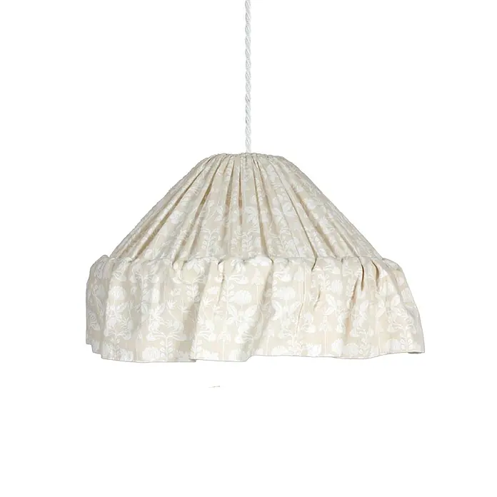 PR Home Pendelleuchte Stina - 40 W, E27 - Beiger Stoff-Pendelleuchte mit weißem Blumenmuster, konischer Form, Rüschenrand, an gedrehter weißer Kordel.