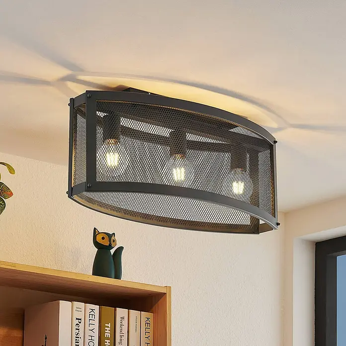Lindby Deckenleuchte Mizgin - schwarz, E27 - Schwarze Deckenleuchte aus Metallgeflecht mit drei sichtbaren Glühbirnen an einer Decke, die Licht und Schatten wirft.