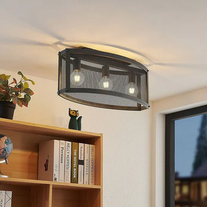 Lindby Deckenleuchte Mizgin - schwarz, E27 - Schwarze Deckenleuchte aus Metallgitter mit gewölbtem Design und drei sichtbaren Glühbirnen, die einen Raum von der Decke aus beleuchtet.