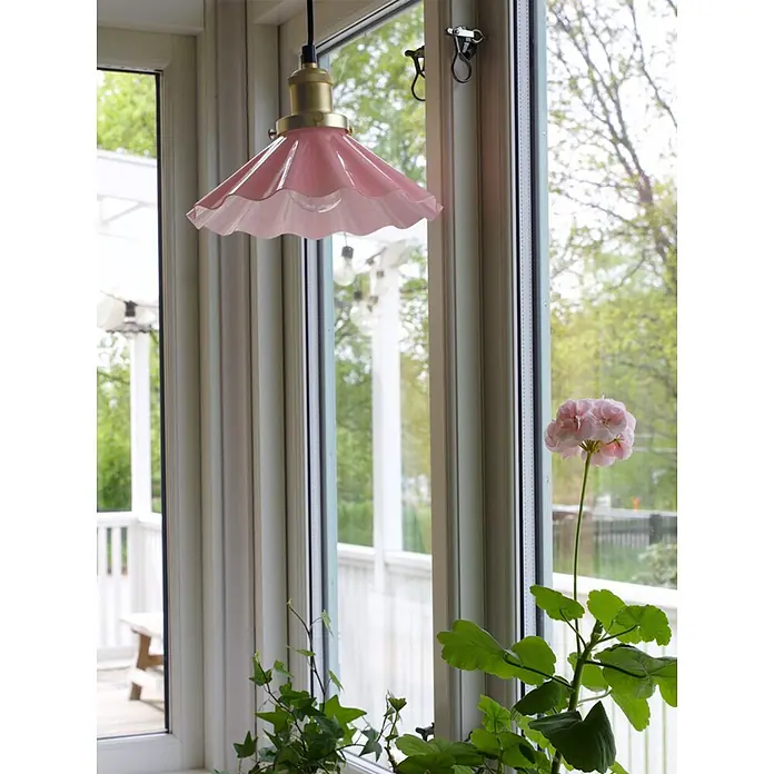 PR Home Pendelleuchte Fensterleuchte - 40 W, E27 - Rosafarbener plissierter Glasschirm mit Messingfassung, hängt im Fenster.