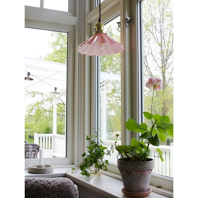 PR Home Pendelleuchte Fensterleuchte - 40 W, E27 - Rosafarbene Pendelleuchte aus geriffeltem Glas mit Messingfassung, hängt in einem Fensterrahmen.
