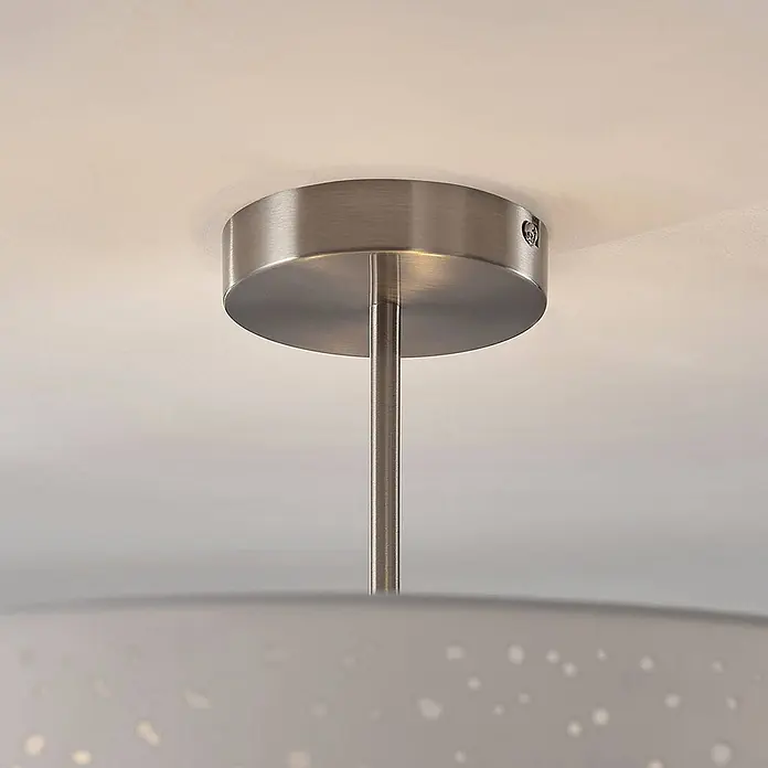 Lindby Deckenleuchte Umma - L x B x H: 50 x 50 x 30 cm, weiß / opal, E27 - Deckenbaldachin aus gebürstetem Metall mit Stange, der einen gemusterten Lampenschirm trägt.
