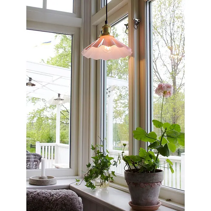 PR Home Pendelleuchte Fensterleuchte - 40 W, E27 - Hellrosa gewellte Glaspendelleuchte mit Messingfassung, hängt am Fenster.