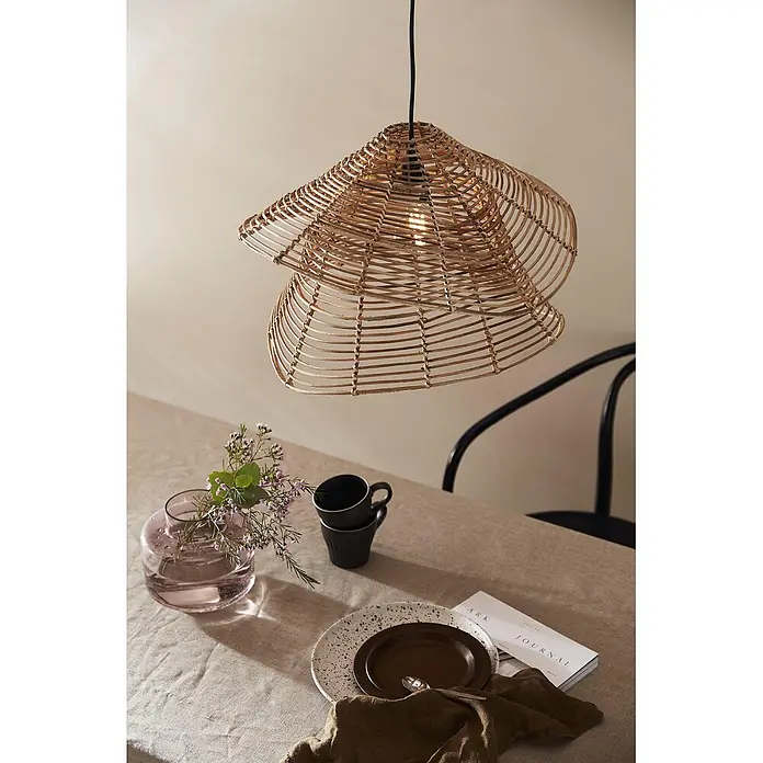 PR Home Pendelleuchte Olga - 40 W - Hängeleuchte aus Rattan in Naturoptik, über einem Esstisch hängend. Das Licht beleuchtet die Tischdekoration.