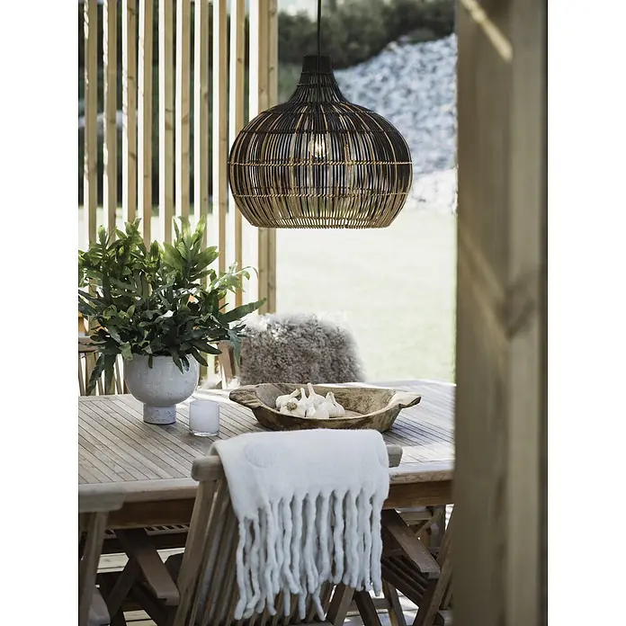 PR Home Pendelleuchte Rattan 38cm - 15 W - Große dunkelbraune geflochtene Pendelleuchte über einem Holztisch im Freien.