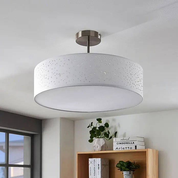 Lindby Deckenleuchte Umma - L x B x H: 50 x 50 x 30 cm, weiß / opal, E27 - Runde weiße Deckenleuchte mit perforiertem Schirm und gebürsteter Metallhalterung, die einen Raum beleuchtet.
