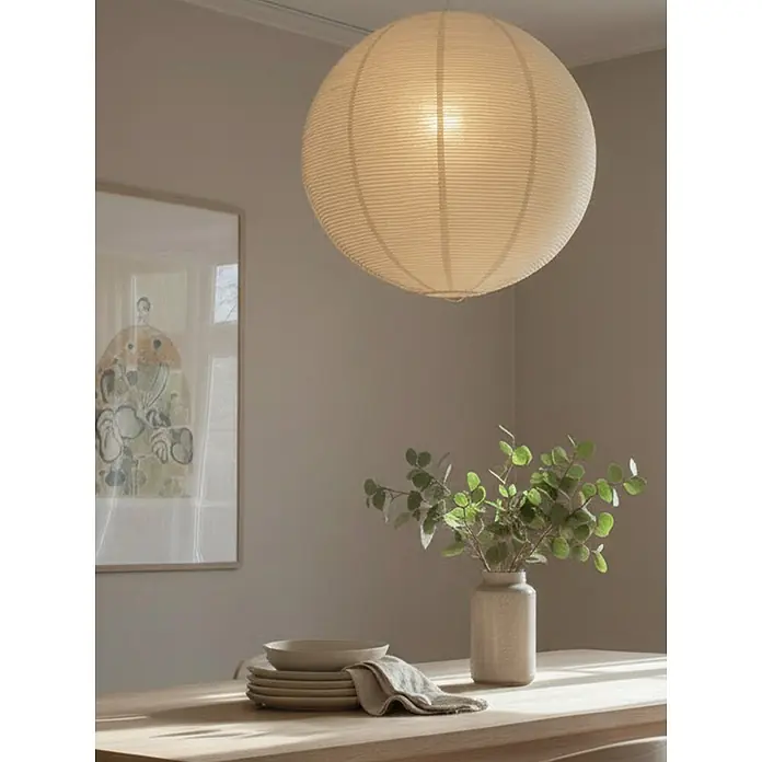 PR Home Pendelleuchte Lampenschirm beige -  - Eine große, runde, cremefarbene Papierlaternen-Pendelleuchte hängt von der Decke über einem Esstisch.