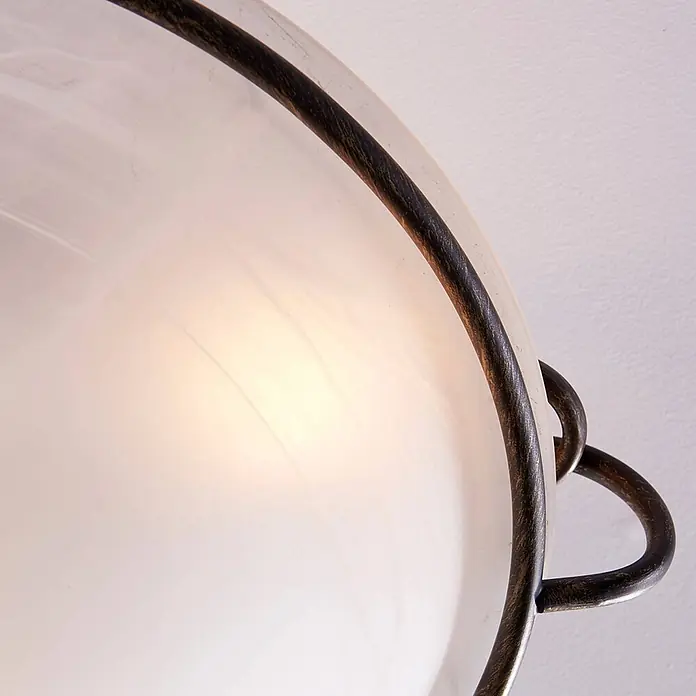 Lindby Deckenleuchte Rando - alu / grau / zink, E27 - Nahaufnahme einer Leuchte mit mattiertem Glasdiffusor und dunklem antikbronzenem Metallrahmen, von innen beleuchtet.