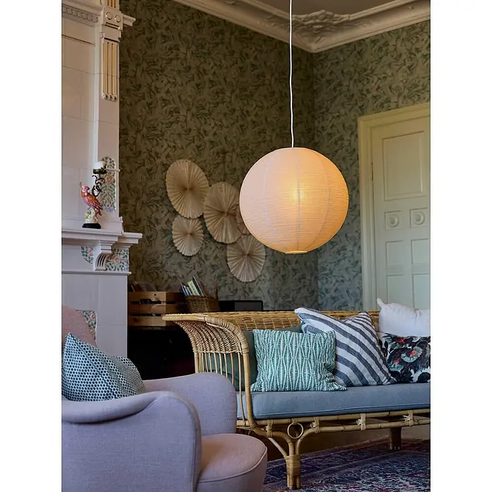 PR Home Pendelleuchte Lampenschirm beige -  - Helle, kugelförmige Papier-Pendelleuchte hängt im Wohnzimmer und beleuchtet den Raum.