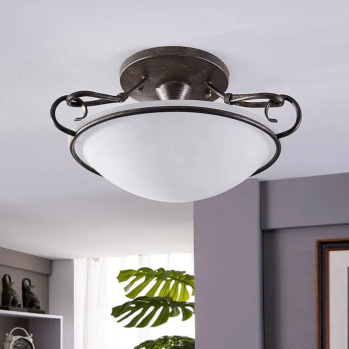 Lindby Deckenleuchte Rando - alu / grau / zink, E27 - Antikbronze-Deckenleuchte mit mattierter weißer Glasschale an einer Decke montiert.
