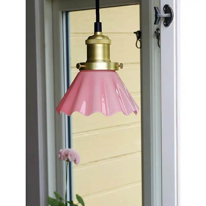 PR Home Pendelleuchte Fensterleuchte - 15 W, L x B x H: 15 x 15 x 16 cm, E27 - Rosa Glas-Pendelleuchte mit Messingfassung, im Fensterrahmen hängend.