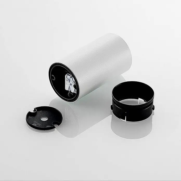 Arcchio Deckenleuchte Brinja - L x B x H: 6 x 6 x 10,5 cm, weiß / opal, weiß / opal, GU10 - Weißes zylindrisches Lampengehäuse mit internen elektrischen Anschlüssen, dazu eine schwarze Endkappe und ein schwarzer Befestigungsring.