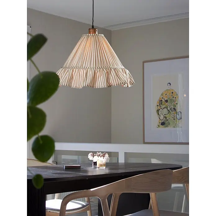 PR Home Pendelleuchte Estrid - 40 W, E27 - Plissierte Pendelleuchte mit Rüschenrand und feinen Streifen über einem Esstisch.