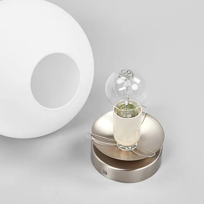 Lindby Deckenleuchte Lennie - L x B x H: 20 x 20 x 22,5 cm, weiß / opal, E27 - Lampenkomponenten: ein weißer, kugelförmiger Glasschirm und eine gebürstete Metallbasis mit klarer Glühbirne und Fassung.