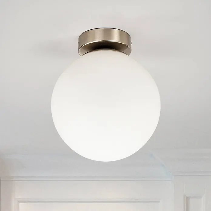 Lindby Deckenleuchte Lennie - L x B x H: 20 x 20 x 22,5 cm, weiß / opal, E27 - Gebürstete Deckenleuchte aus Metall mit weißem Glaskugelschirm.