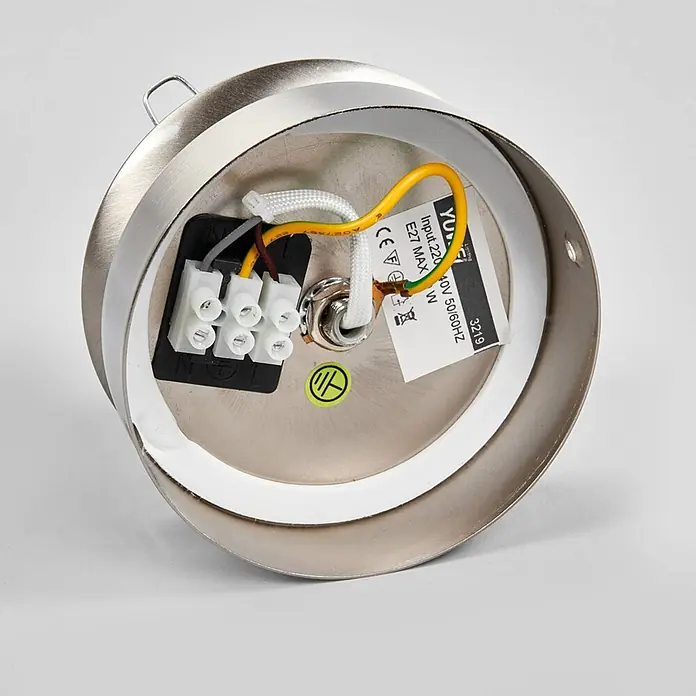 Lindby Deckenleuchte Lennie - L x B x H: 20 x 20 x 22,5 cm, weiß / opal, E27 - Innenansicht einer Deckenleuchte aus gebürstetem Metall mit sichtbarer Elektroverdrahtung und Klemmenblock.