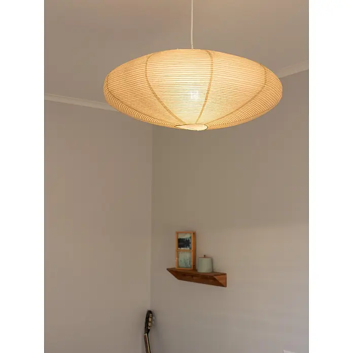 PR Home Pendelleuchte Lampenschirm beige -  - Große, beleuchtete ovale Papier-Hängeleuchte hängt von der Decke.