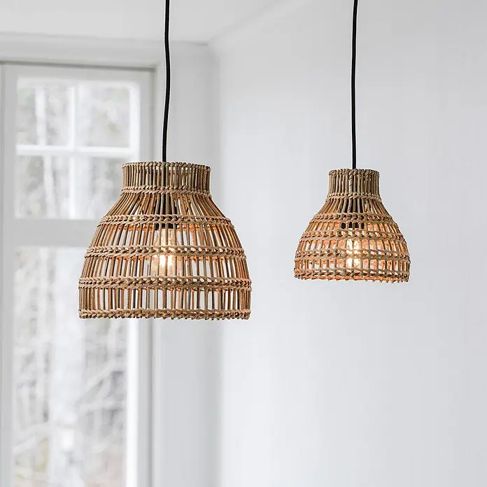 PR Home Pendelleuchte Sarah - 40 W, E27 - Zwei geflochtene Rattan-Pendelleuchten unterschiedlicher Größe, beleuchtet und von der Decke hängend.